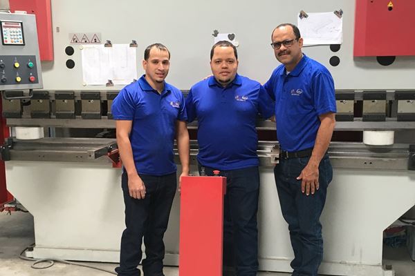 New machines for PMP Dominicana. Employees trained in Kampen.